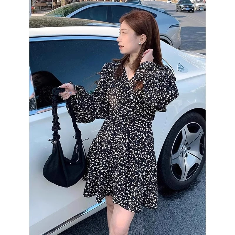 芊芊芙韩系chic气质碎花连衣裙女2025春季新款纸片人绑带收腰裙子