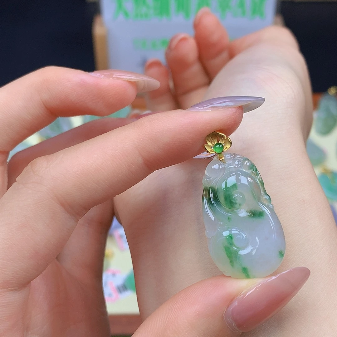 翡翠18K金镶嵌颈饰翡翠