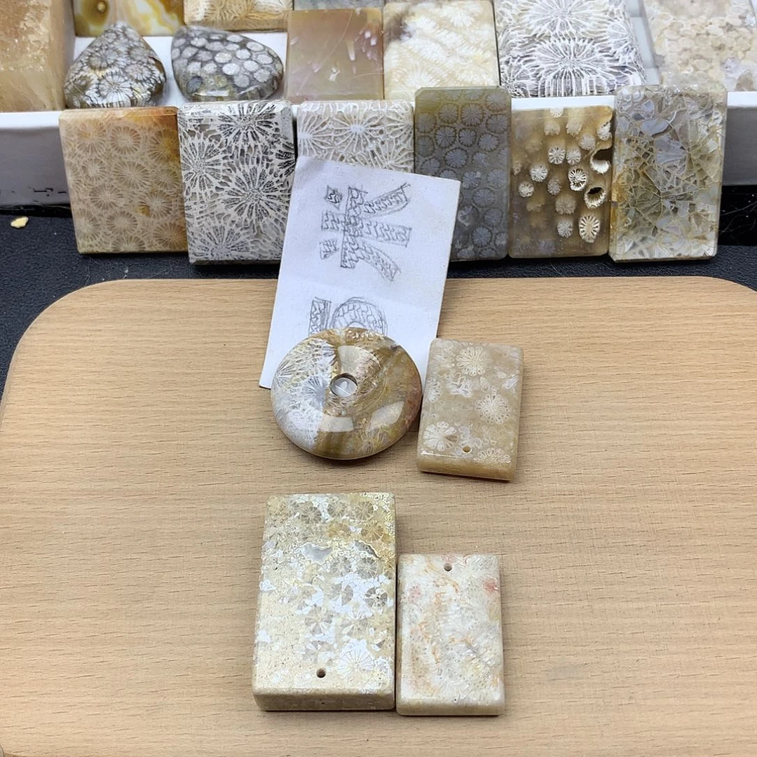 杪***三硅化珊瑚（珊瑚玉）合金颈饰