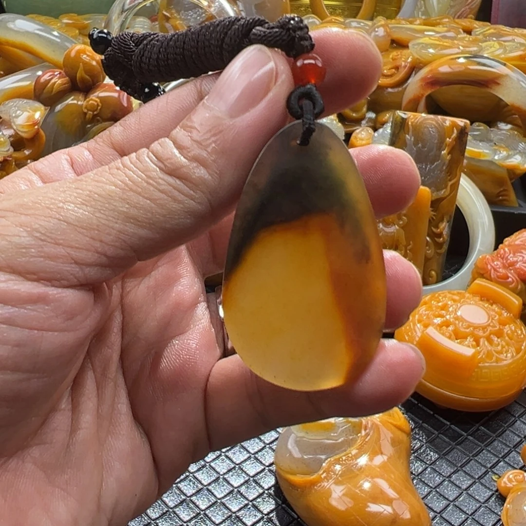 颈饰未镶嵌石英质玉