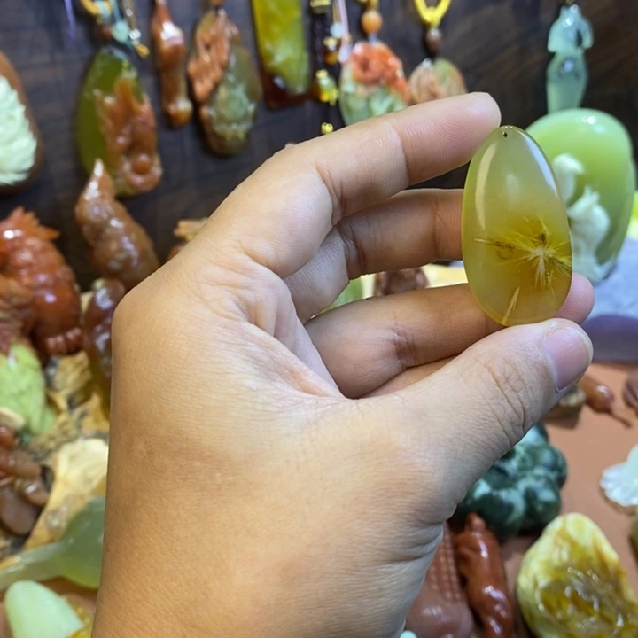 蛇纹石玉未镶嵌颈饰