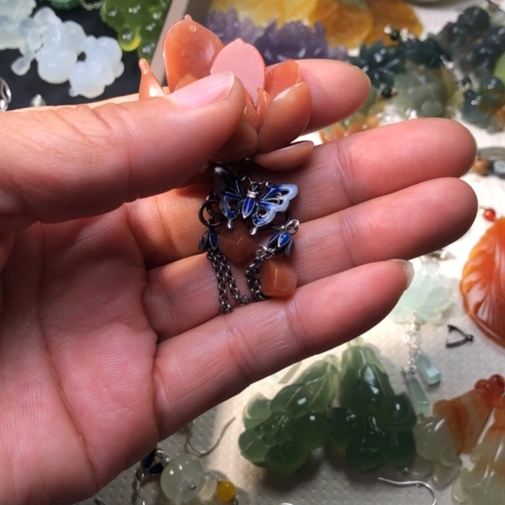 余***就蛇纹石玉未镶嵌耳坠