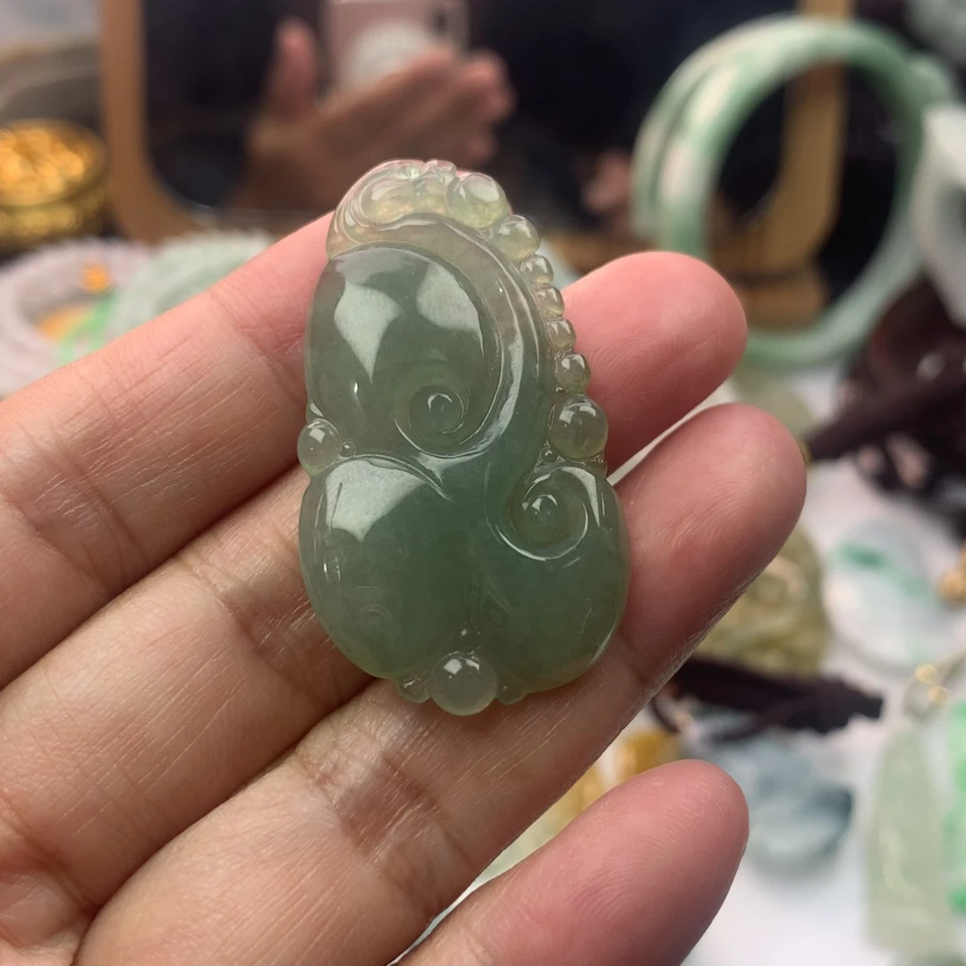 翡翠未镶嵌颈饰是