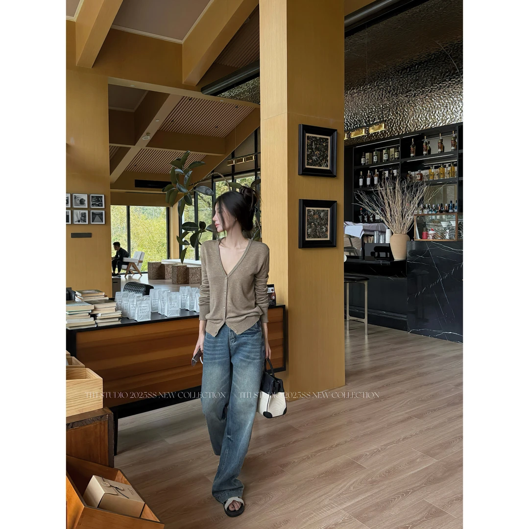 TITI - STUDIO“生椰拿铁”小众设计虾线V领老钱风针织上衣咖色外套
