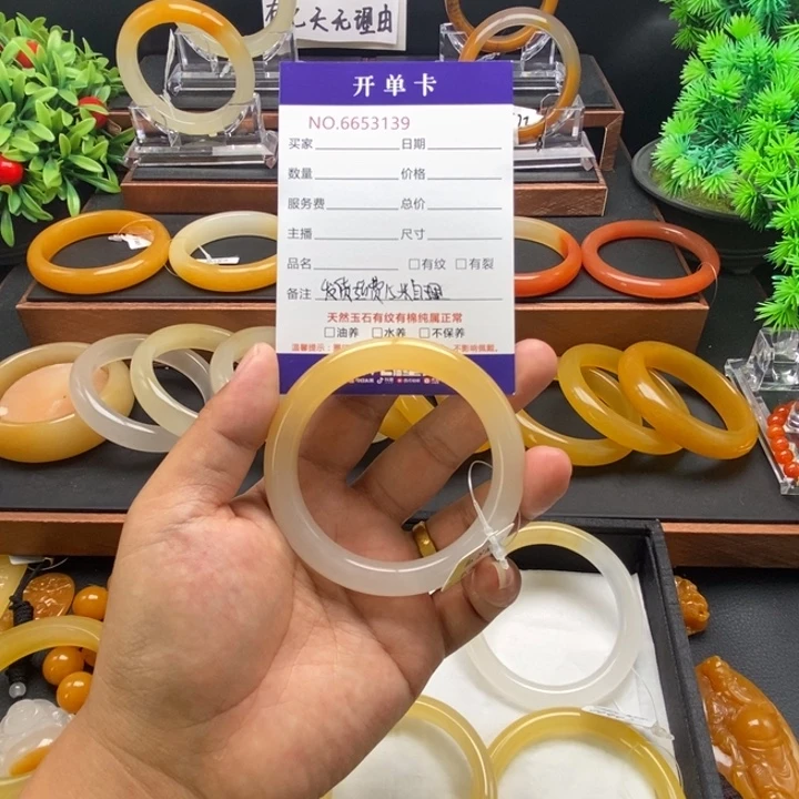 猪***宝石英质玉（黄龙玉）未镶嵌手镯