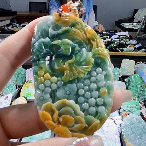 颈饰未镶嵌翡翠一个