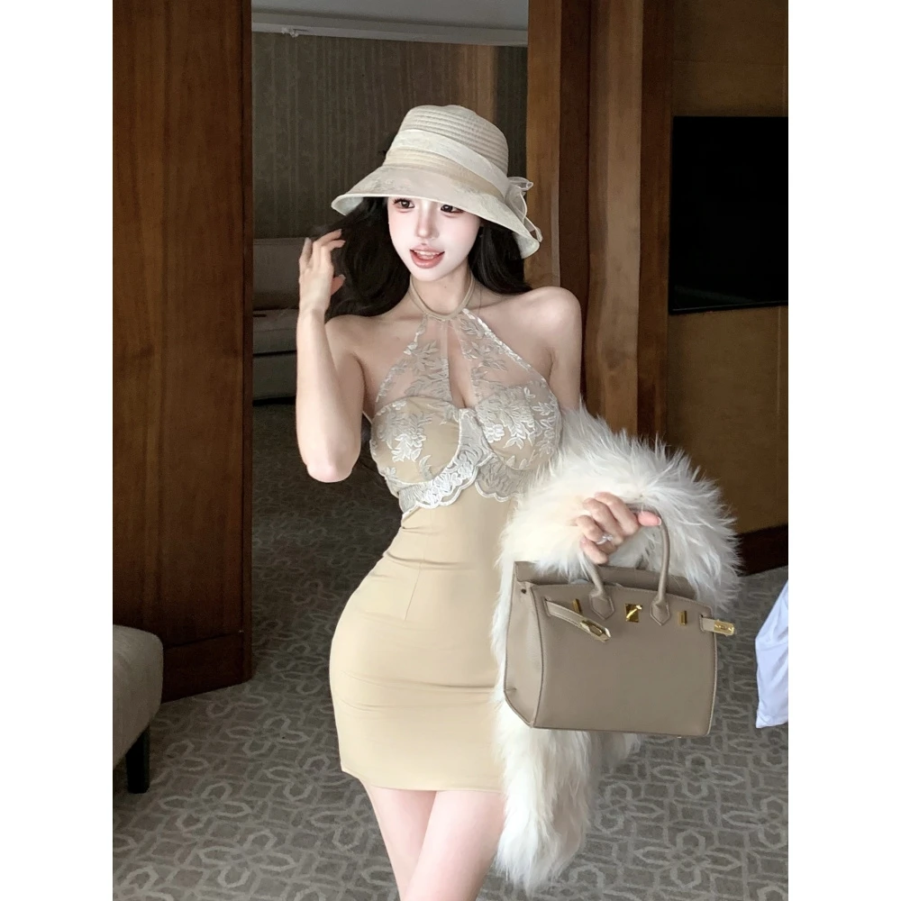 秋季新款法式复古纯欲辣妹性感蕾丝拼接修身显瘦挂脖包臀连衣裙女