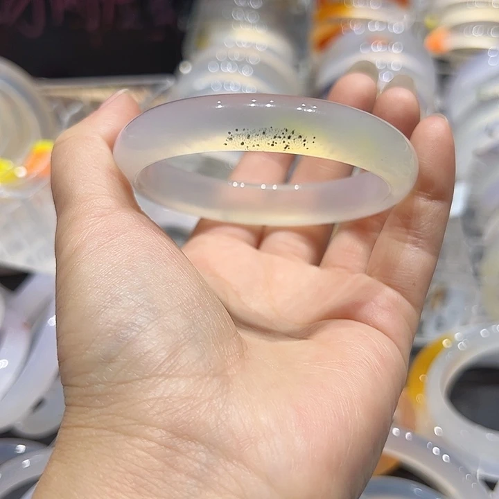 熙***你玛瑙/玉髓未镶嵌手镯