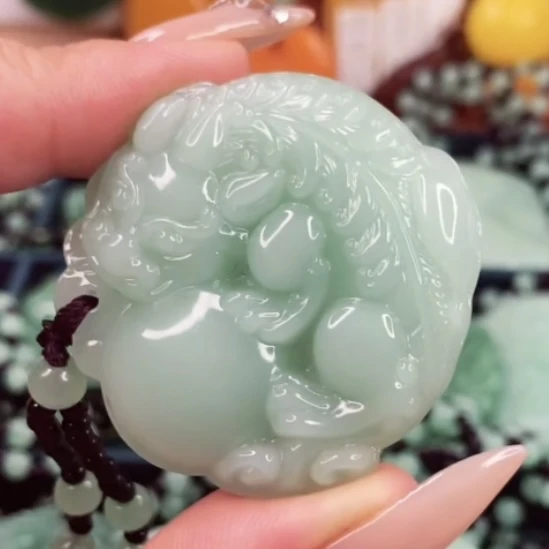 1.浅绿貔貅抱宝经典百搭男女同款吊坠