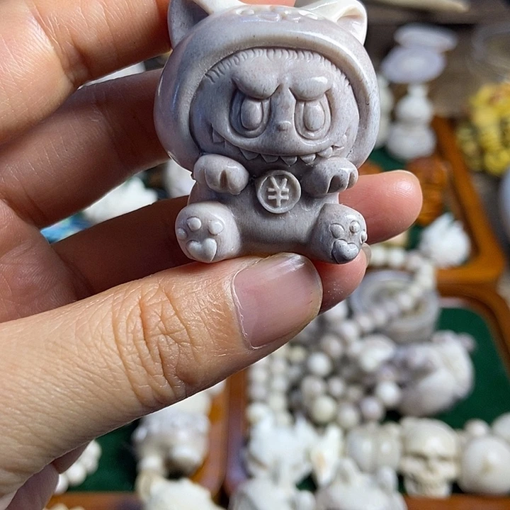 张***泼配饰鹿角雕刻一个出