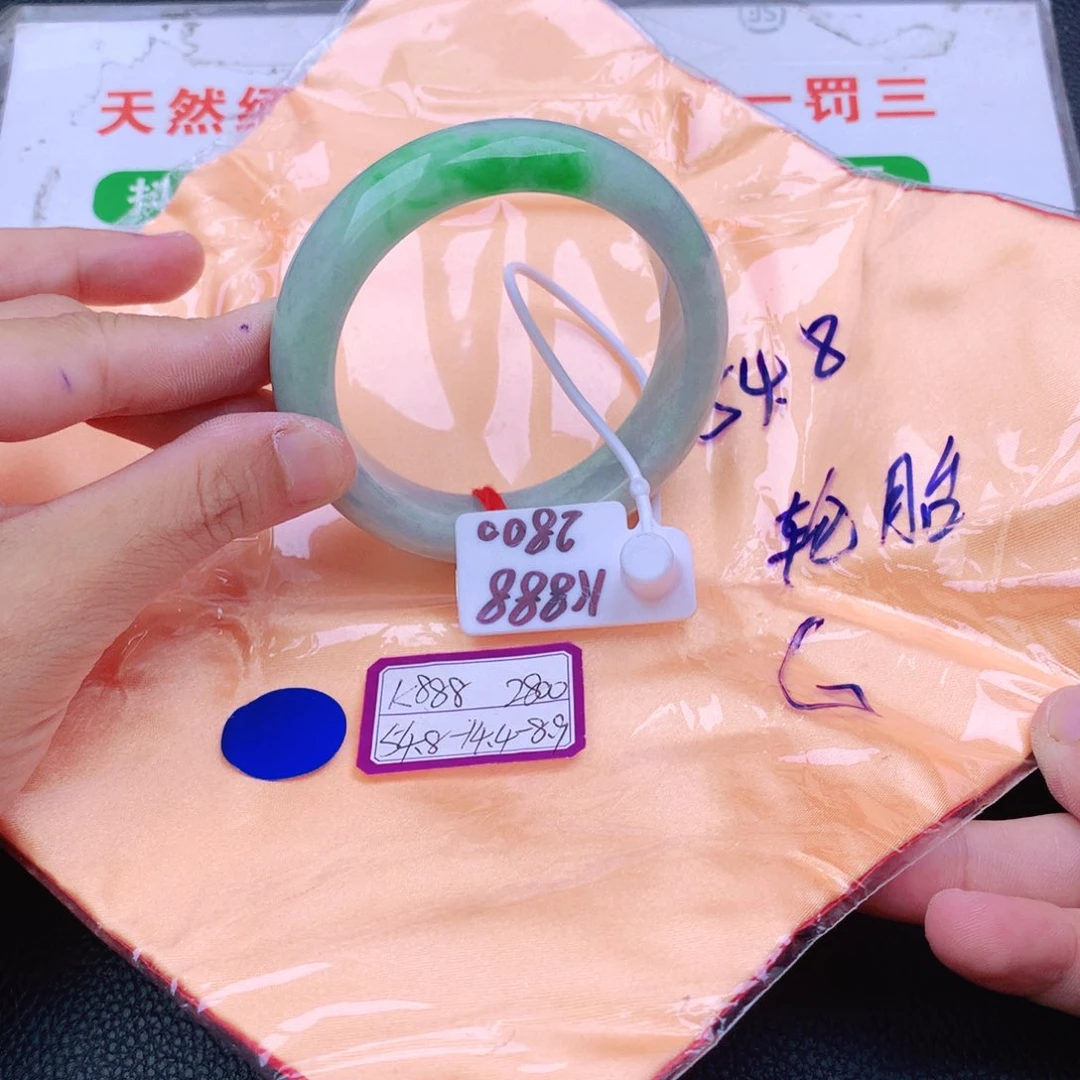 翡翠手镯未镶嵌翡翠