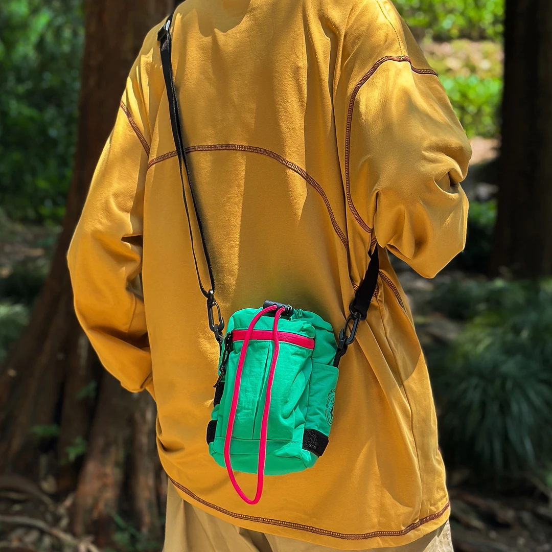 户外运动水杯包小众潮牌抽绳斜挎包出行旅游爬山手机包单肩水壶包
