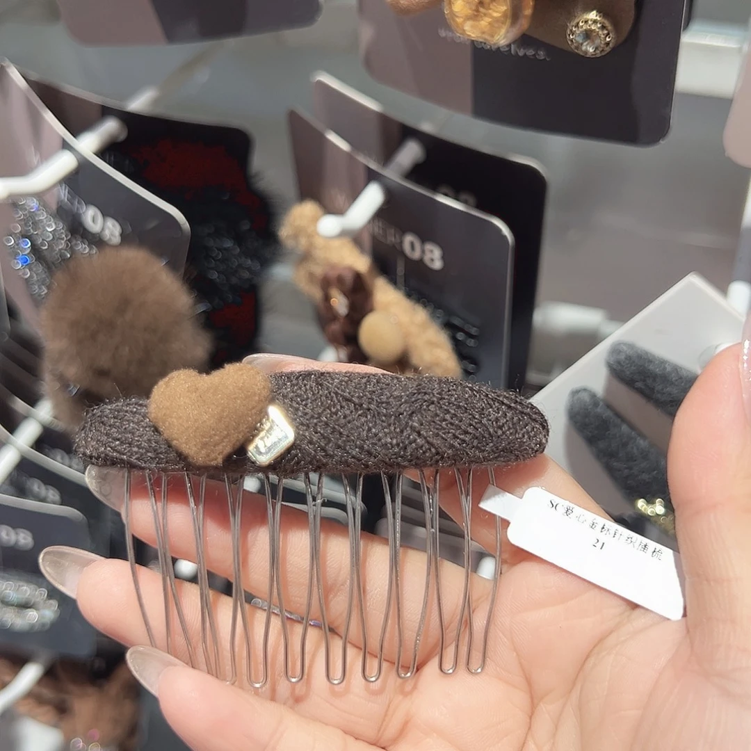 非金属深咖爱心麻花毛线插梳