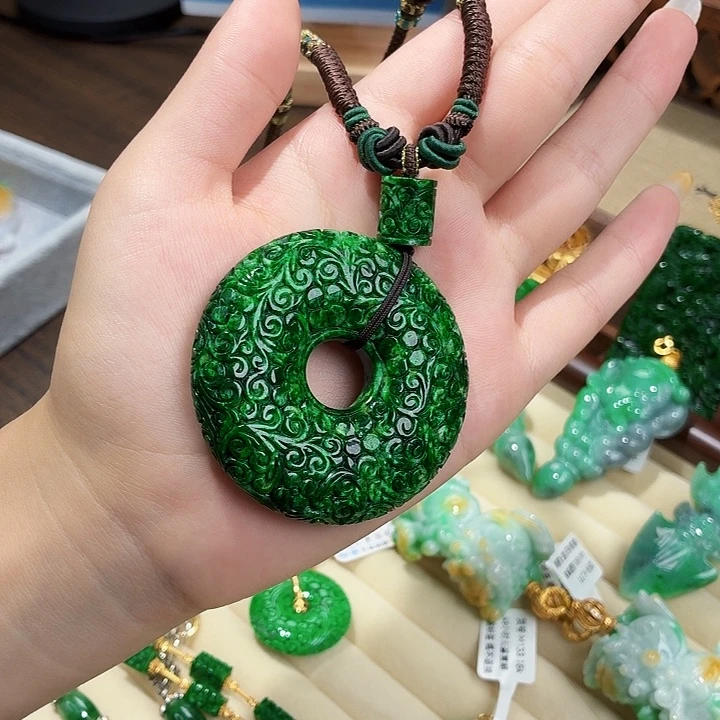 翡翠未镶嵌颈饰05