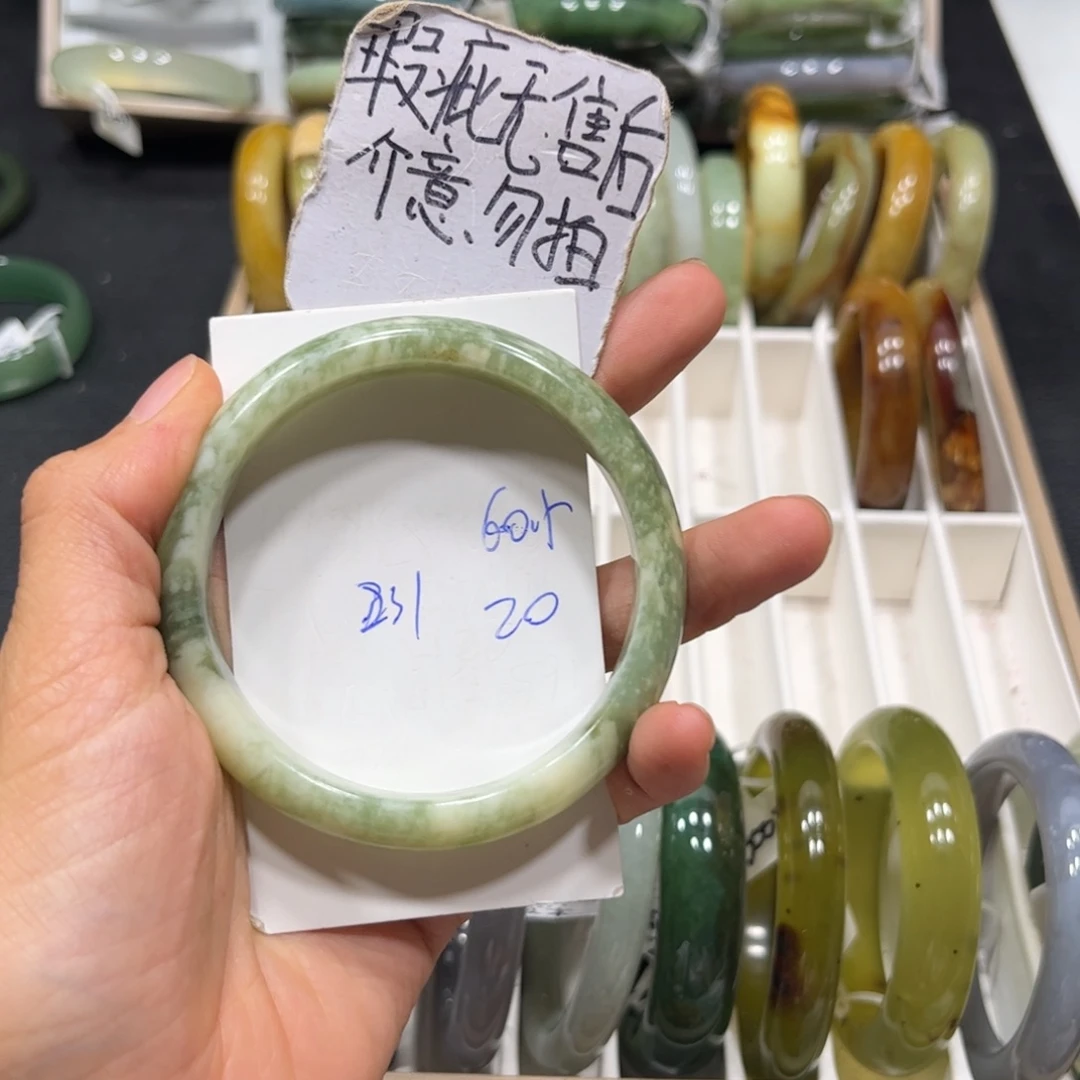 蛇纹石玉未镶嵌手镯