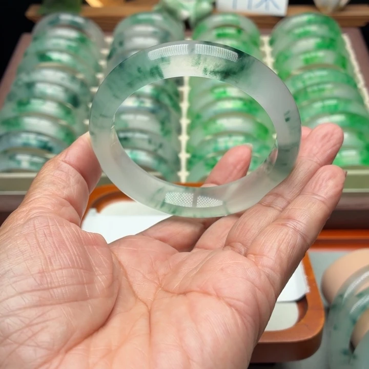 木***花石英质玉未镶嵌手镯