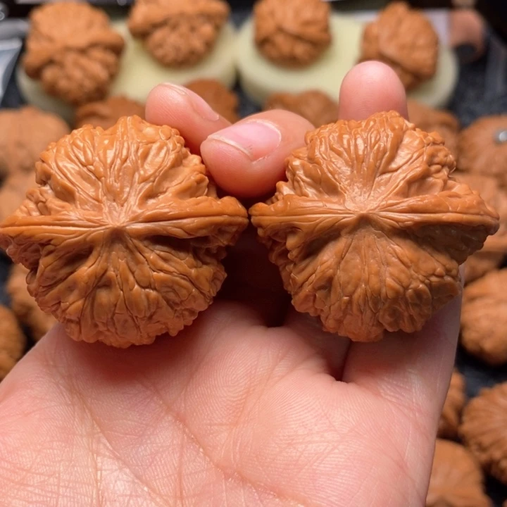 文玩核桃把件野生红皮正磨40