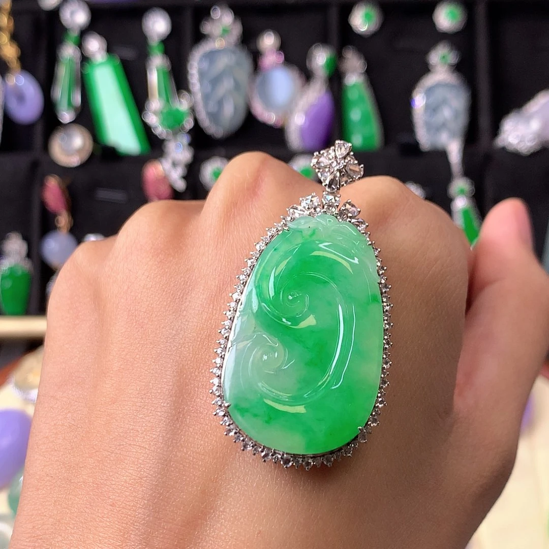 翡翠18K金镶嵌颈饰吊坠