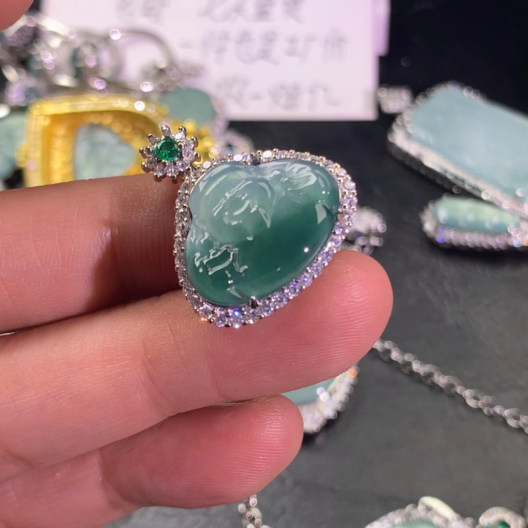 翡翠颈饰未镶嵌财神