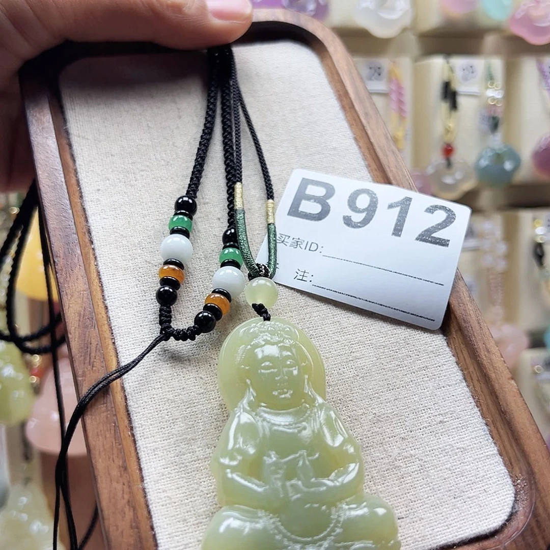 石英质玉合金颈饰卓*
