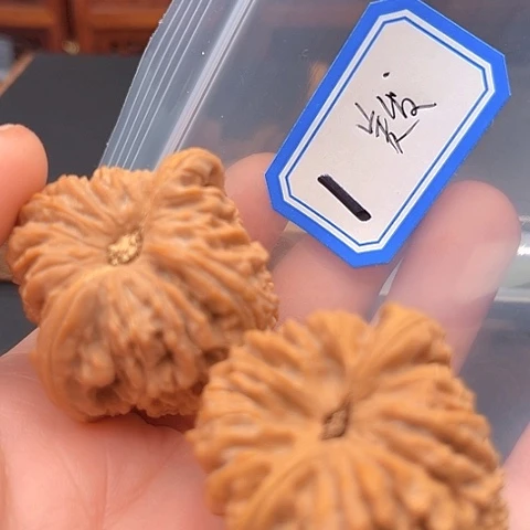 文玩核桃吊坠美****神南疆石