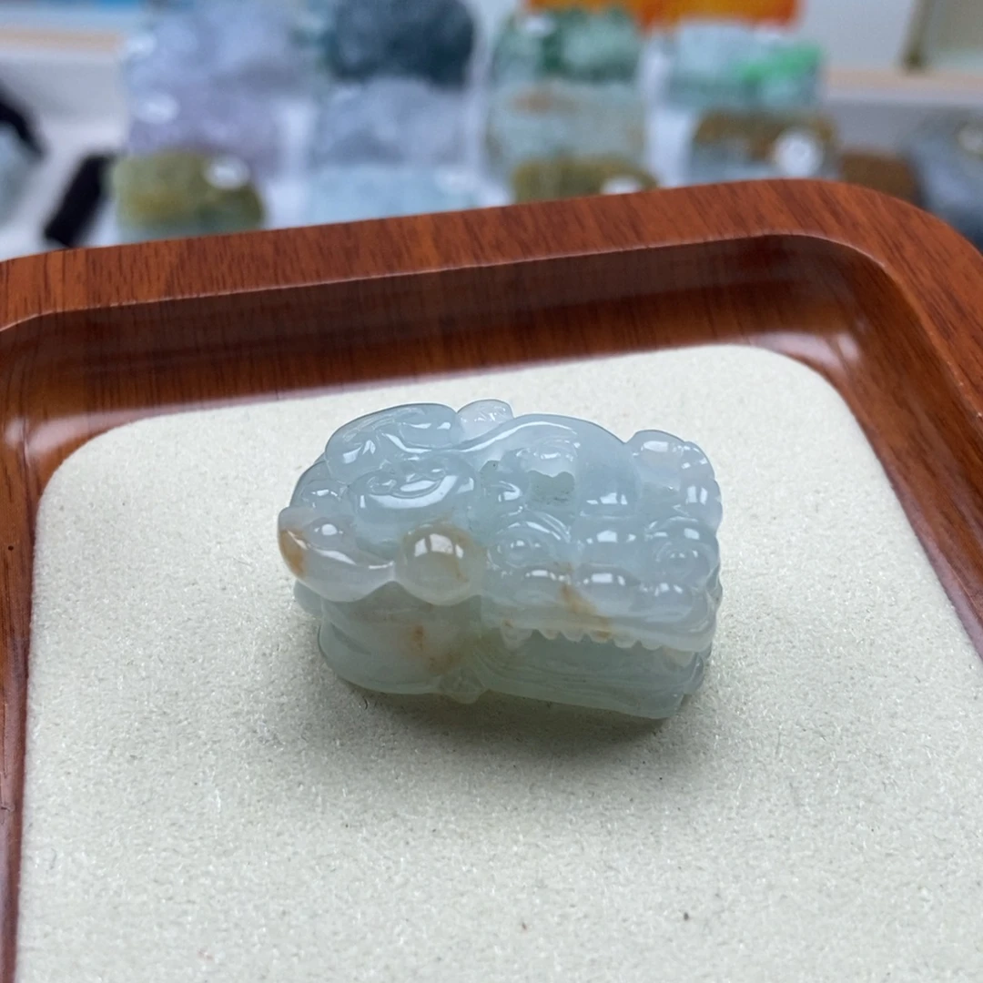 翡翠未镶嵌颈饰霸王貔貅