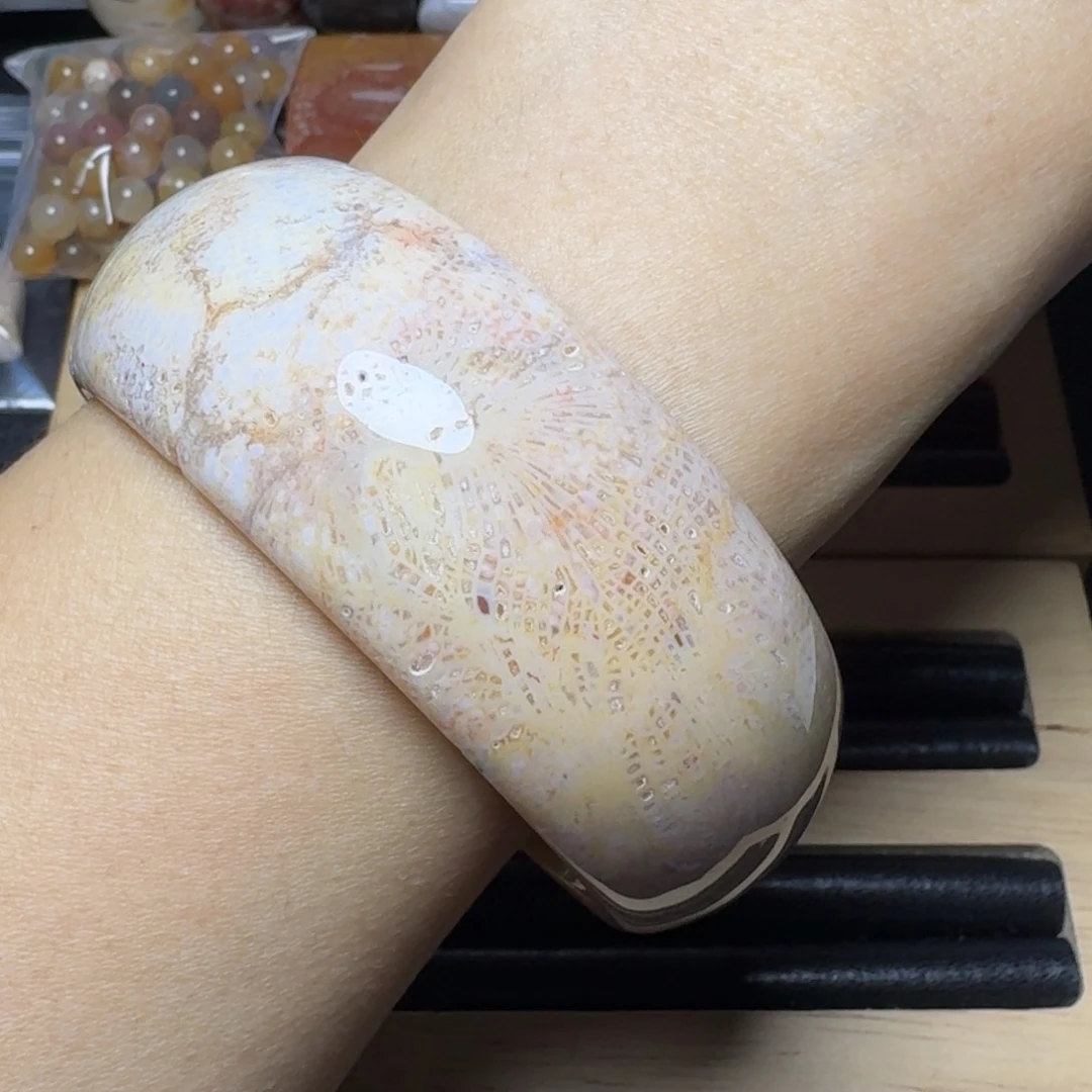 硅化玉60.5黄粉凤尾，有骨骼未镶嵌