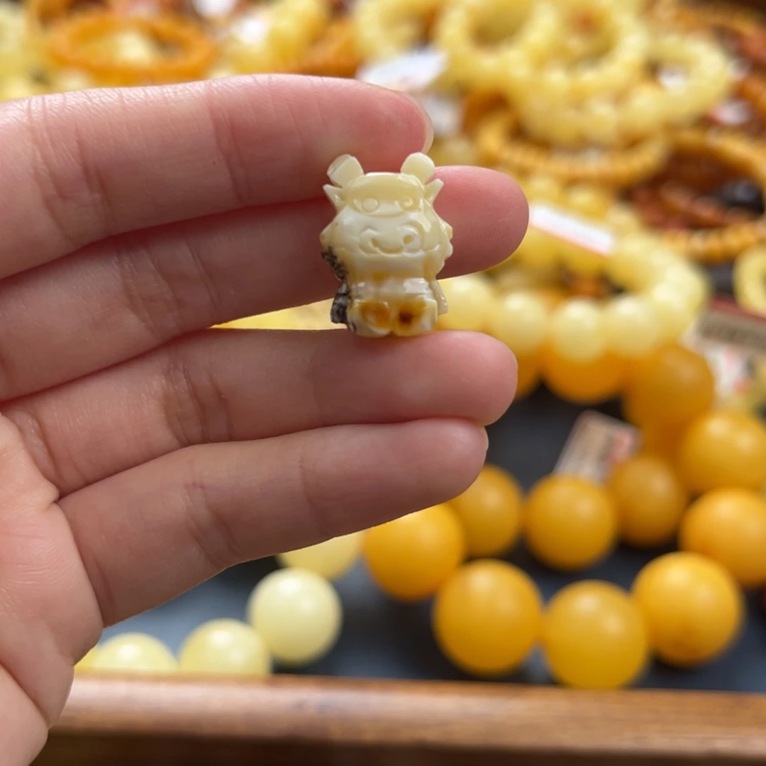 未镶嵌琥珀珠宝奇石