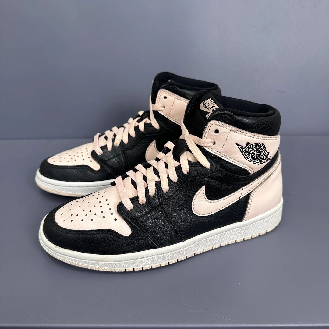 95新 MM6 40码 aj1黑粉 休闲鞋 后跟小刮擦 总体还可以