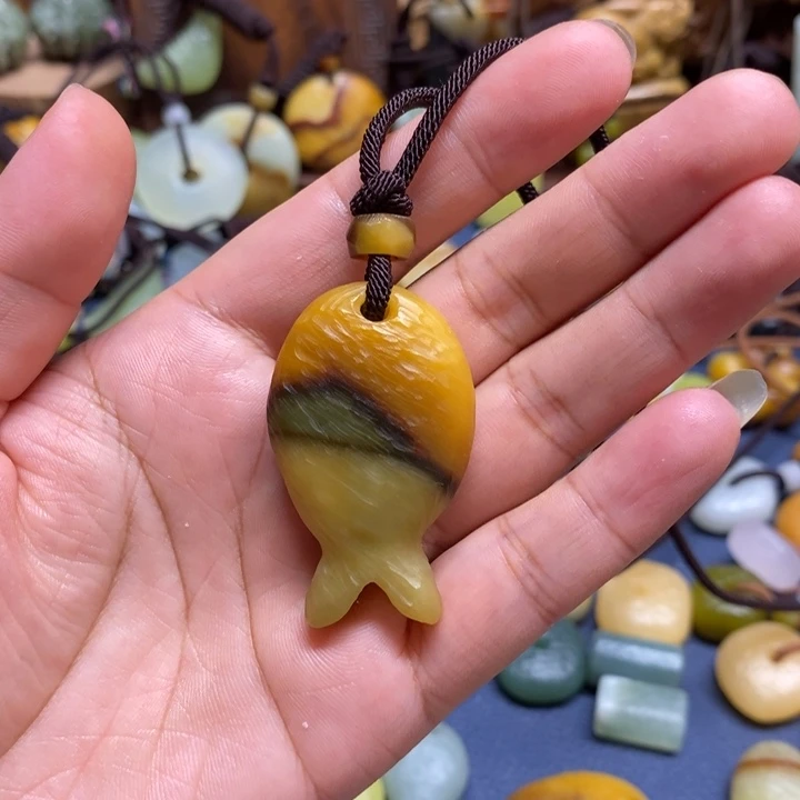大***叶蛇纹石玉未镶嵌颈饰