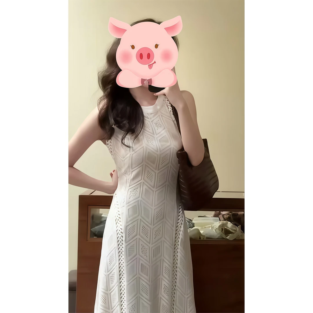 温柔风无袖挂脖连衣裙女夏季新款气质高端收腰海边度假白色长裙子