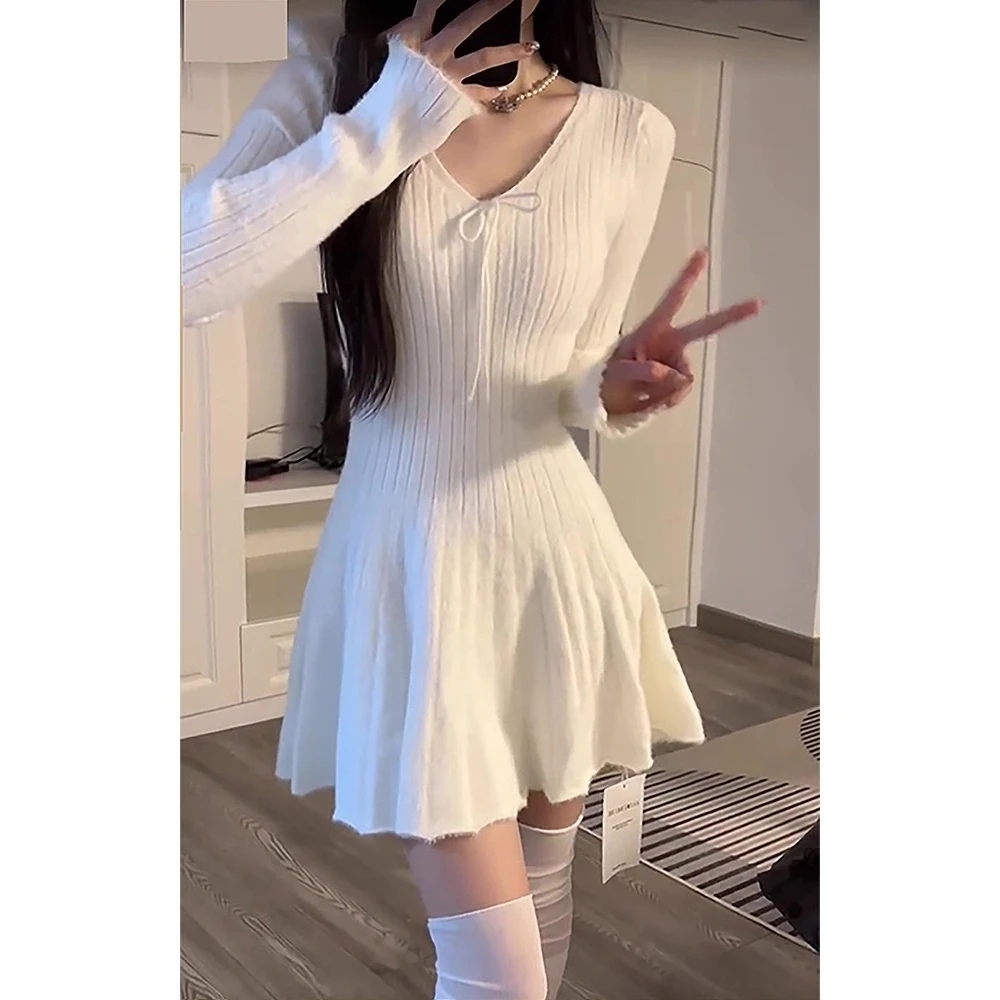 纯欲风白色V领连衣裙女秋冬新款修身显瘦打底内搭针织蓬蓬短裙子