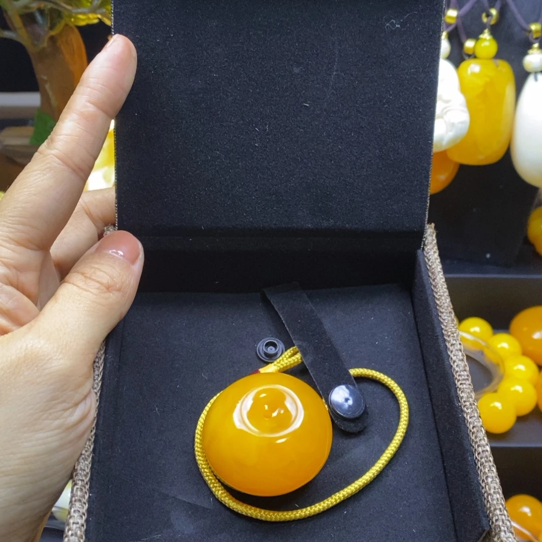 星***全品无暇中号鹅黄精品扣子