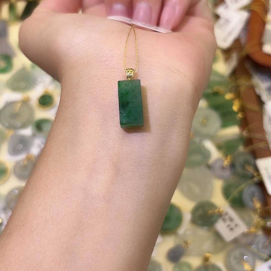 翡翠18K金镶嵌颈饰无事牌