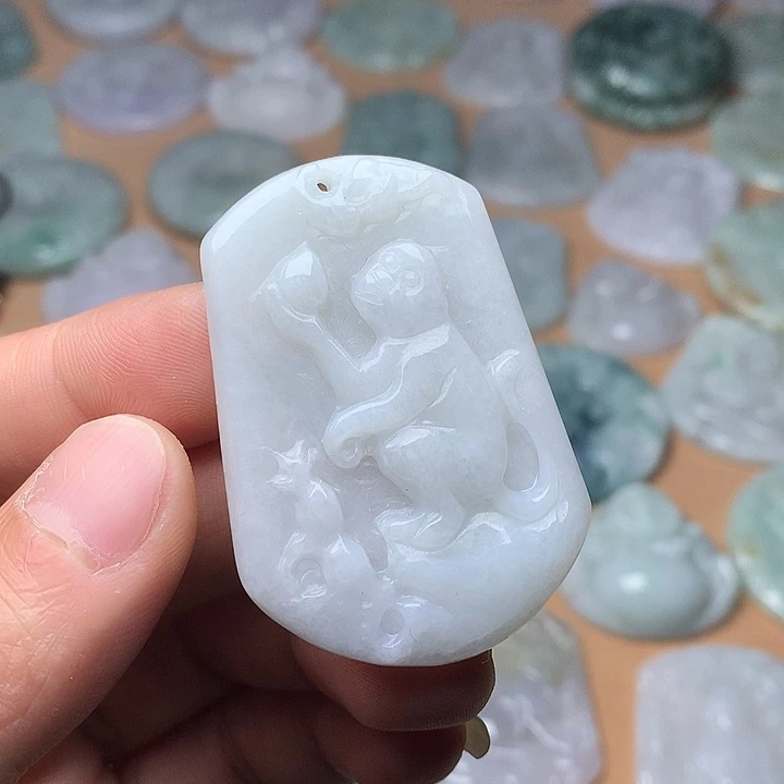 翡翠未镶嵌颈饰猴牌