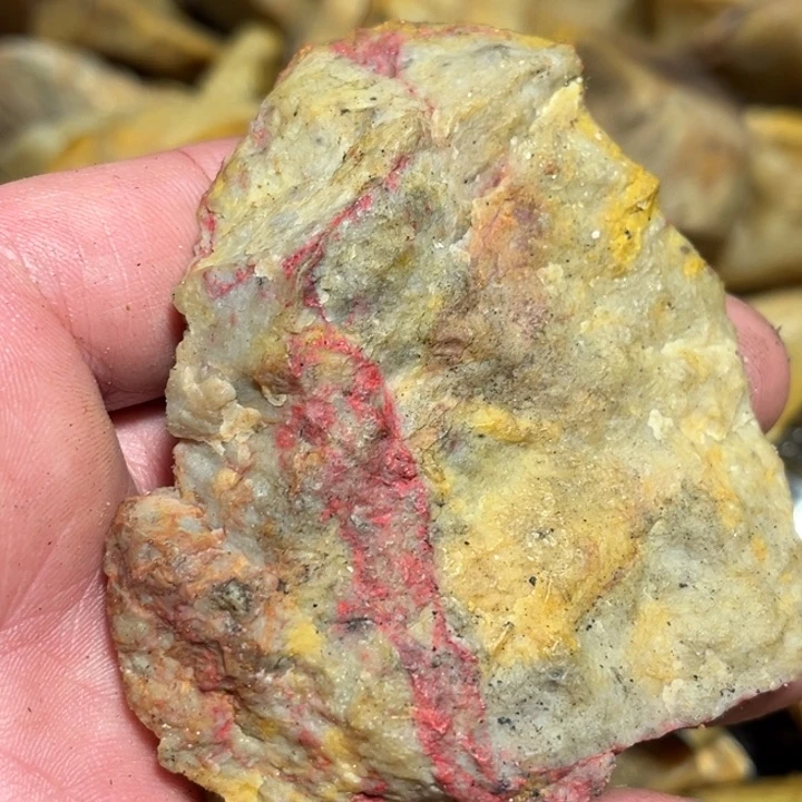 田黄石104克昌化鸡血石