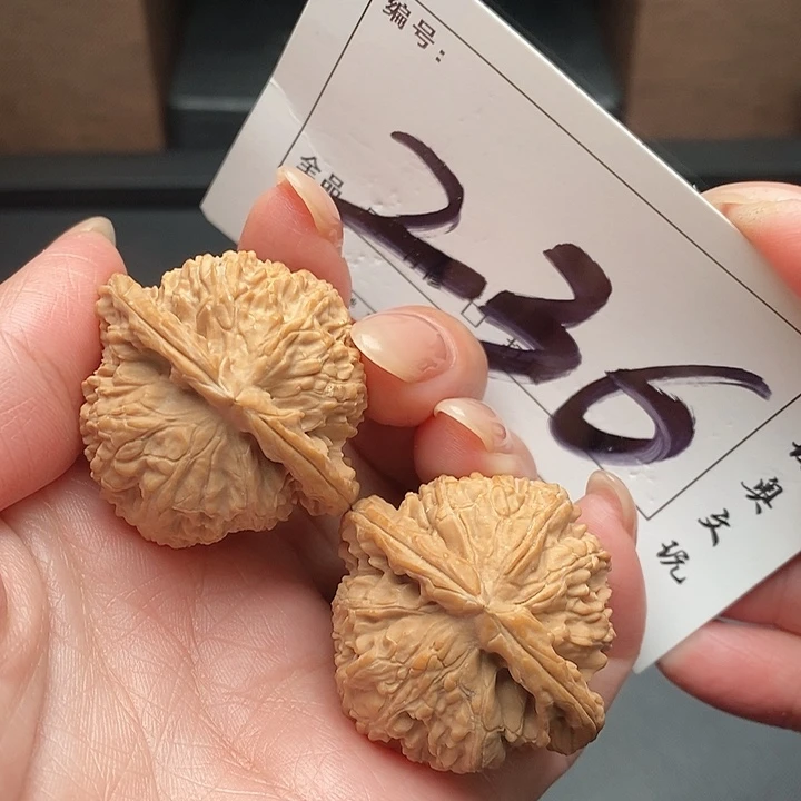 文玩核桃吊坠236号 38尺 白狮子