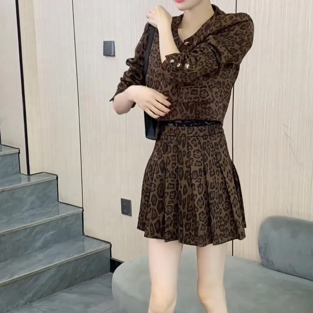 新款时尚洋气豹纹短外套搭配高腰百褶裙