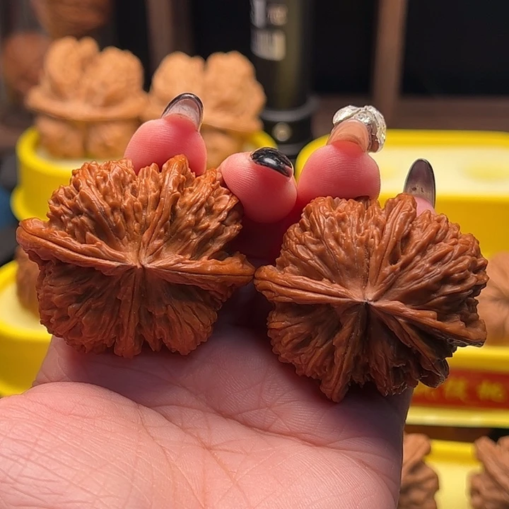 从***频文玩核桃吊坠白狮子四棱球连 全品