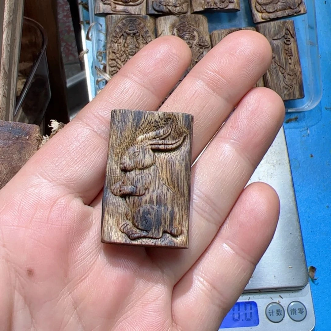 沉香吊坠白棋兔3.8克