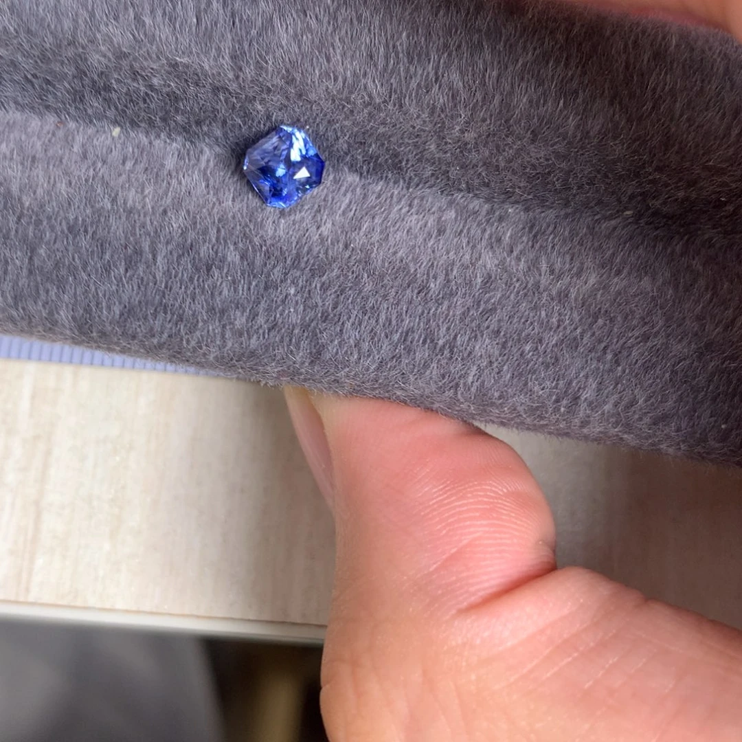 蓝宝石裸石1.02 矢车菊