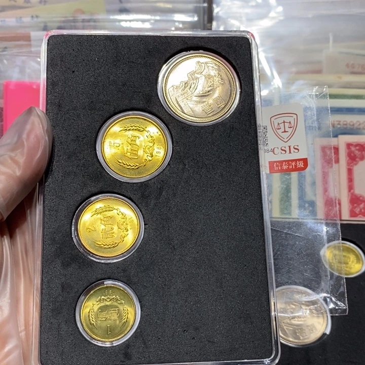 81长城币一套四枚卷拆如图