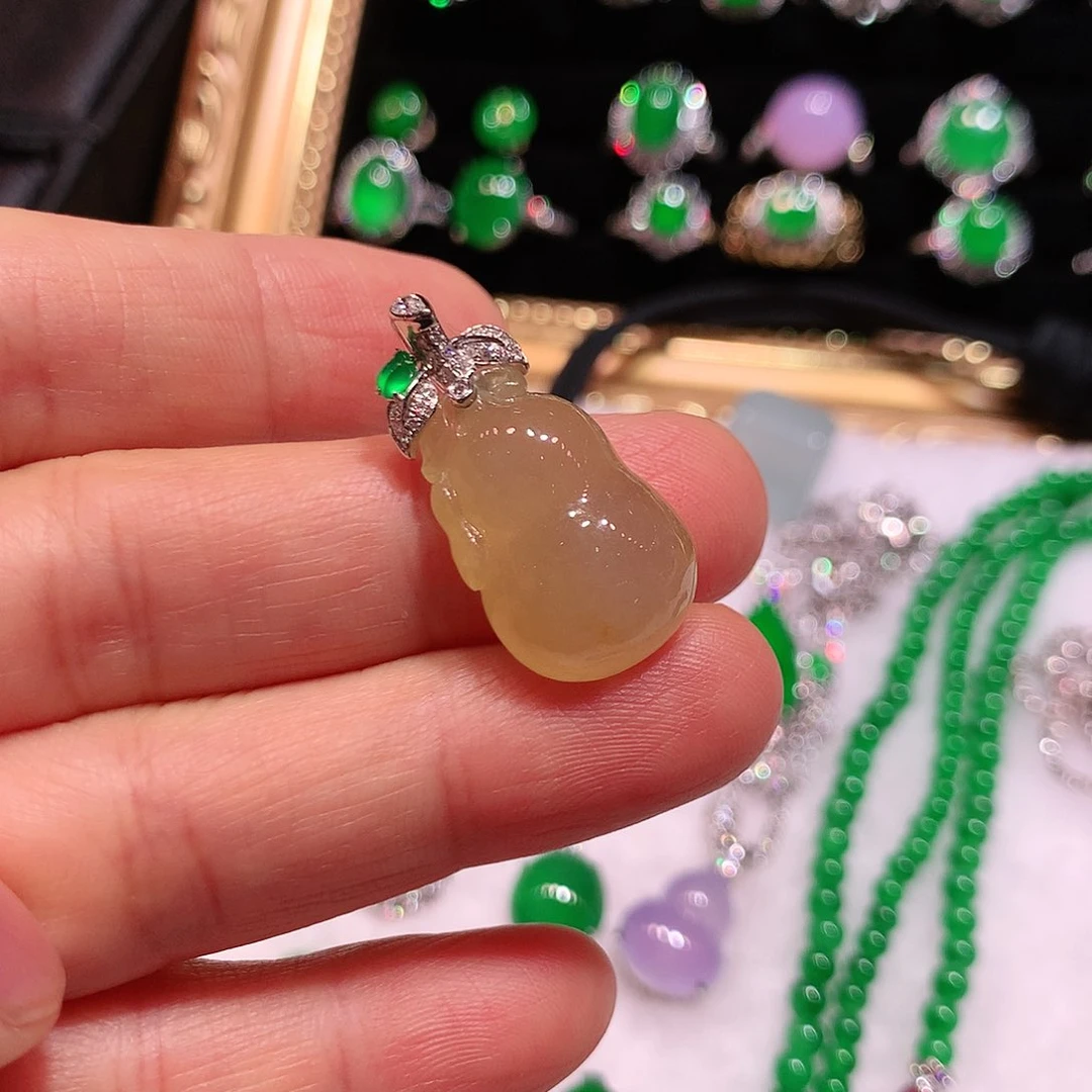 颈饰18K金镶嵌翡翠冰黄翡葫芦吊坠