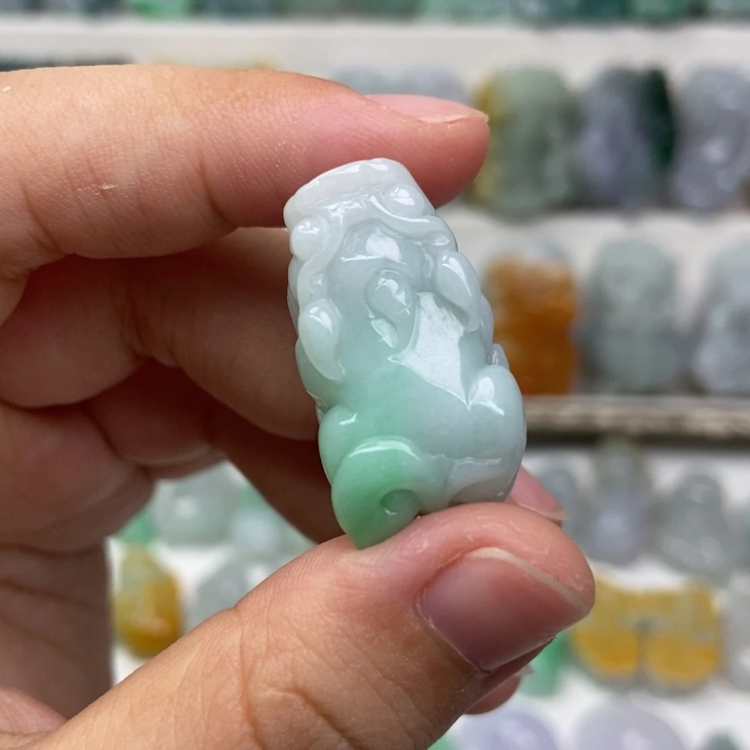 翡翠未镶嵌吊坠(赠链)