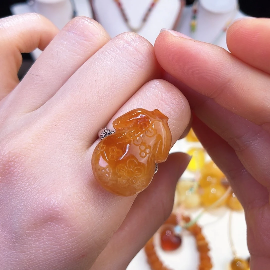 未镶嵌琥珀珠宝奇石。