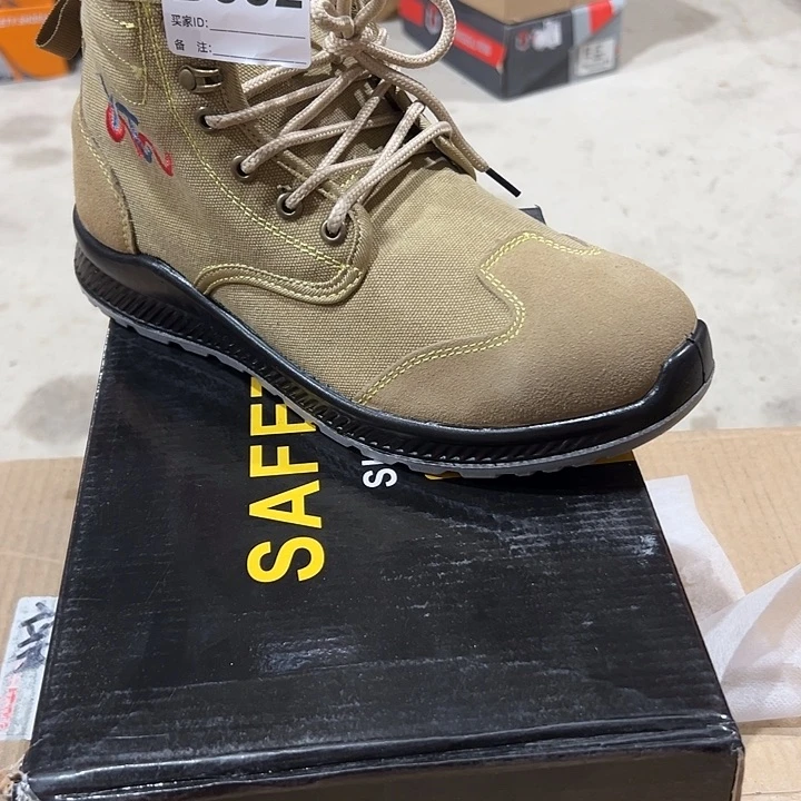 编码882号。40码微瑕防砸防刺劳保鞋。