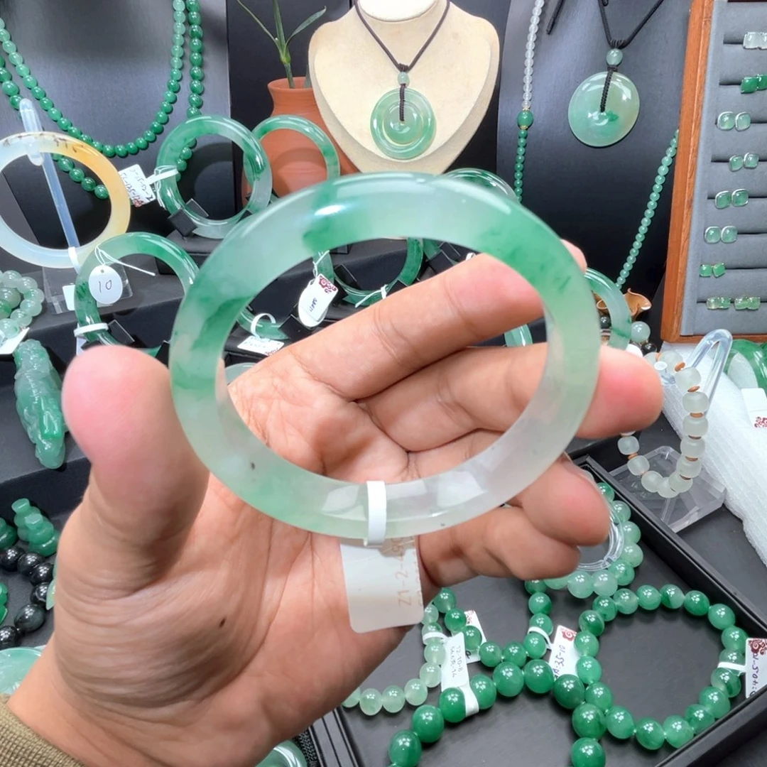 未镶嵌手镯石英质玉（非洲翠）