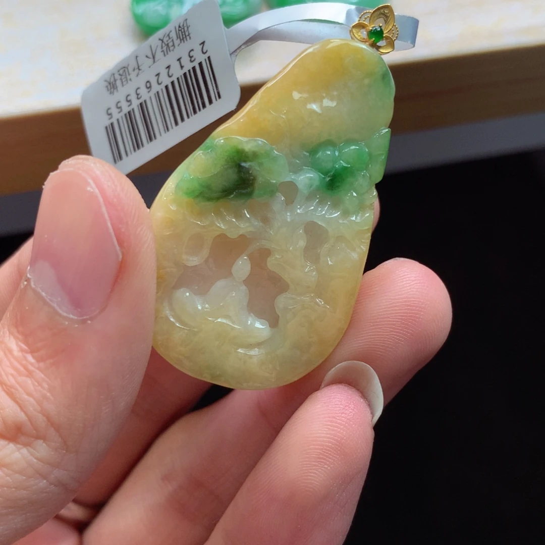 翡翠18K金镶嵌颈饰吊坠