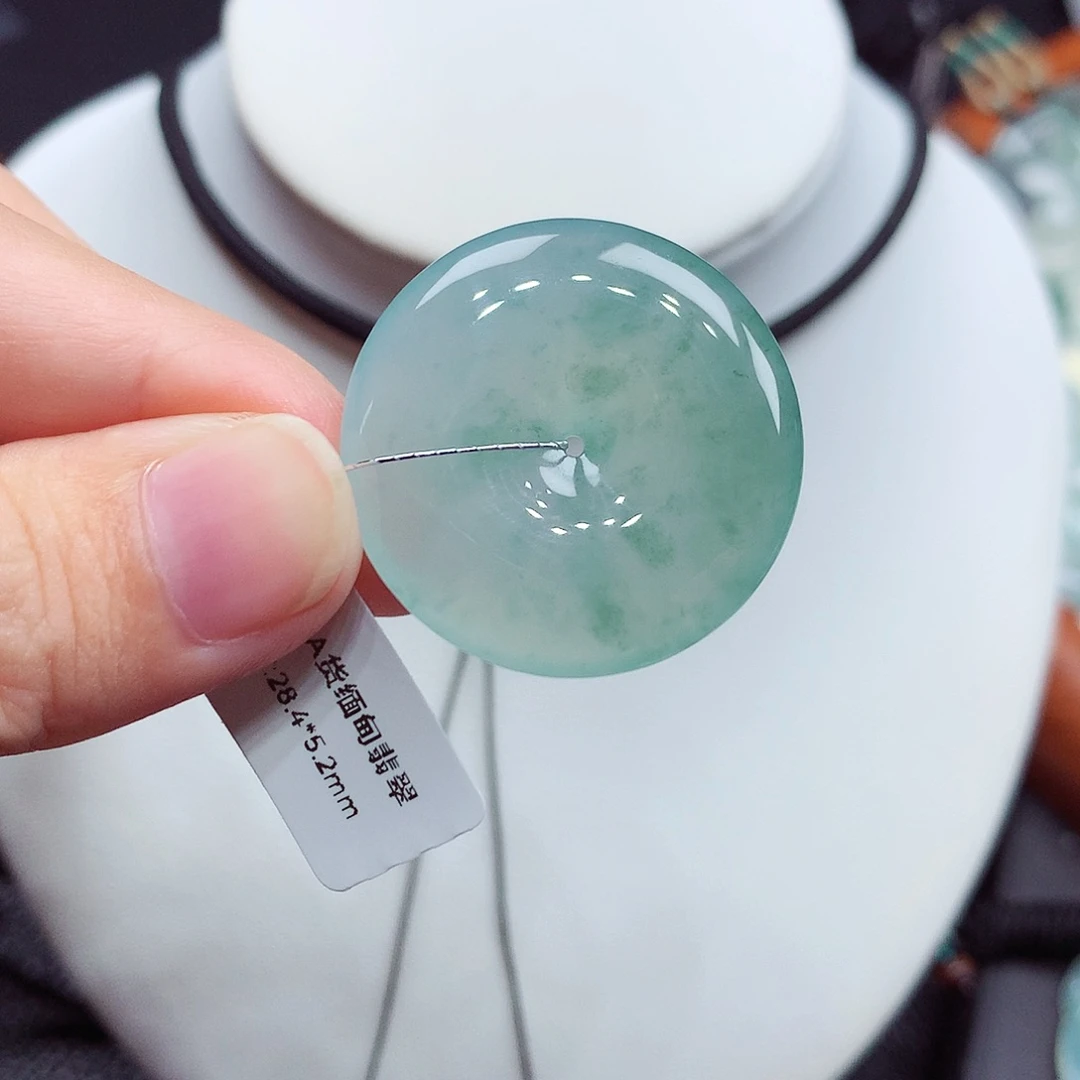 翡翠未镶嵌颈饰编号24，28.4/5.2