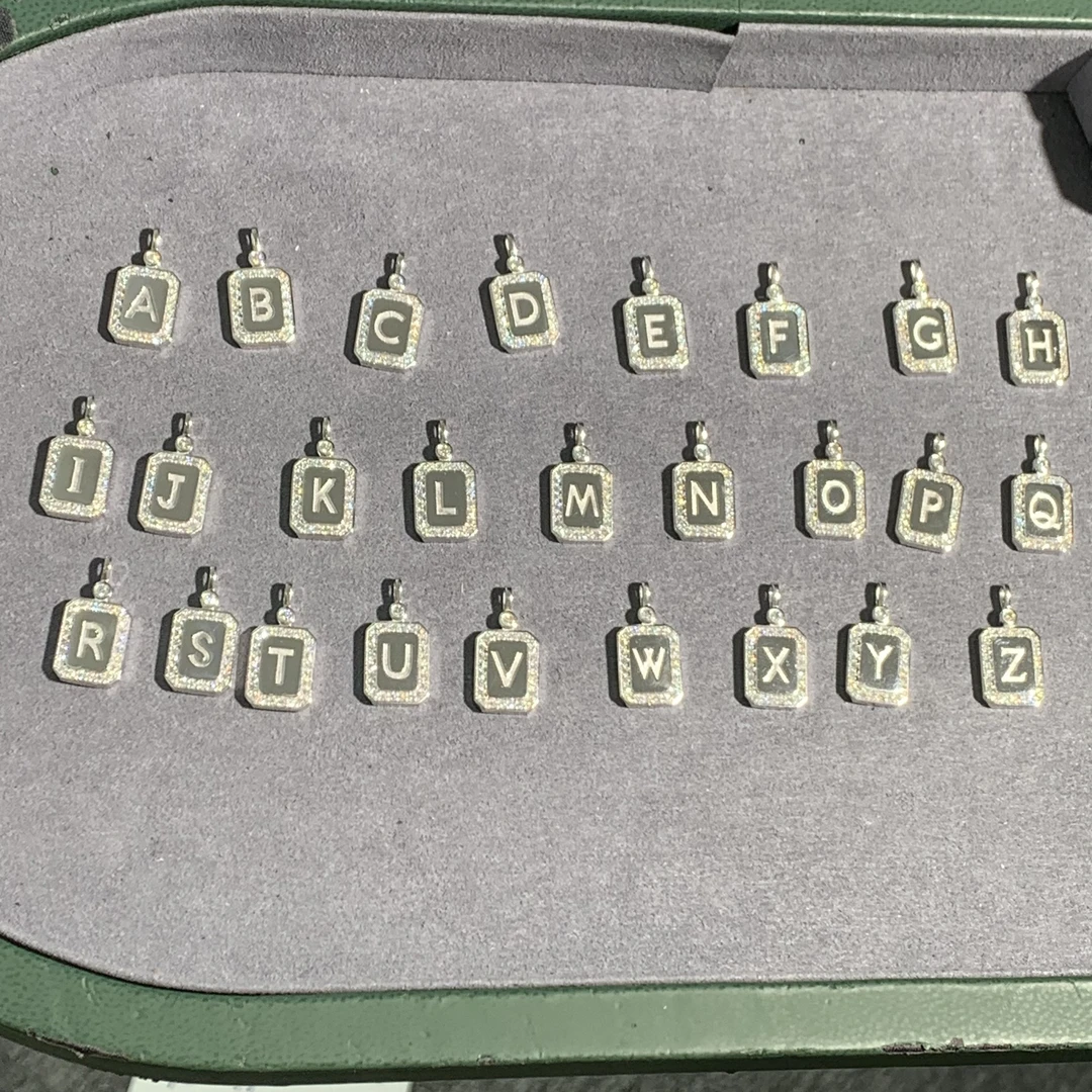 莫桑石铂金pt950首饰铂金镶嵌莫桑26个字母吊坠百搭，多样性发其一